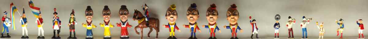 ein Panoramabild mit einigen der Zugplaketten