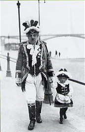 Ranzengardist und Marketenderin 1933