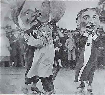 Rosenmontagszug 1927 zwei Schwellköpp wgn ein Tänzchen, im Hintergrund schaut das Publikum zu